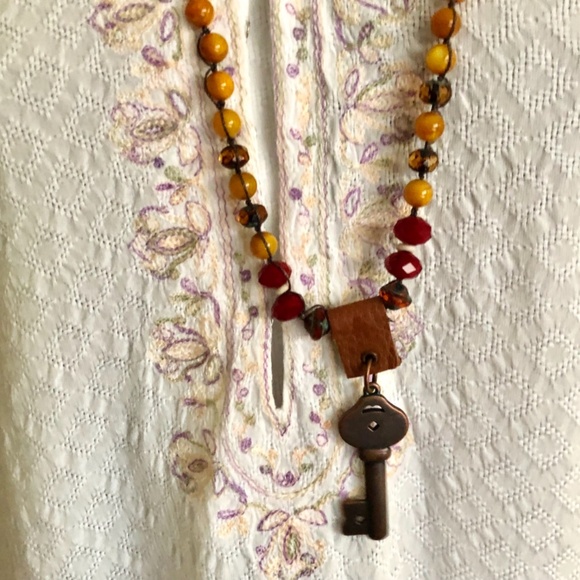 Beaded necklace with key - Picture 7 of 7